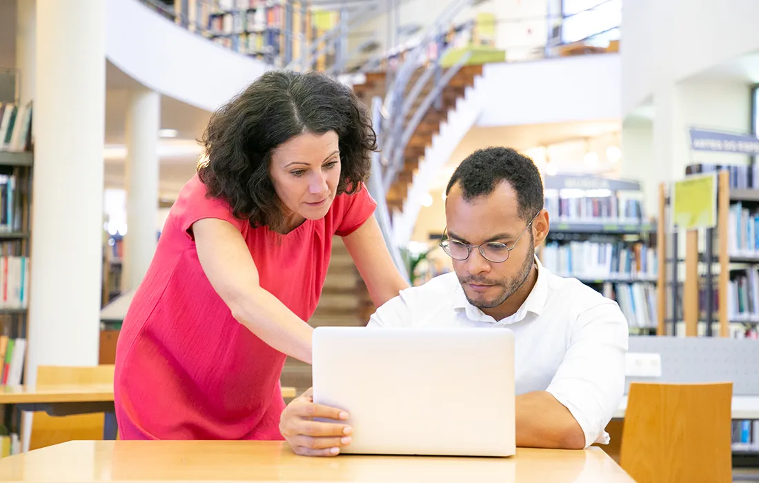 Estudiante y docente revisando investigación