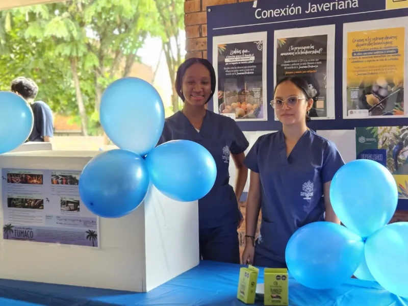 Estudiantes exponiendo su trabajo de la asignatura