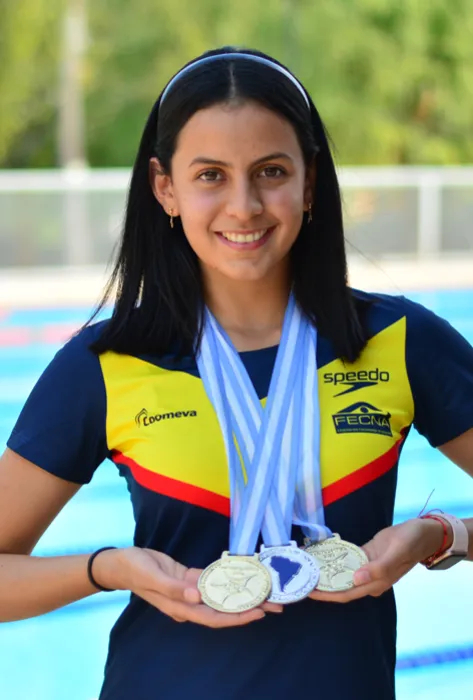 Estudiante de Administración de Empresas se coronó campeona en natación artística en el Suramericano de Deportes Acuáticos 2021