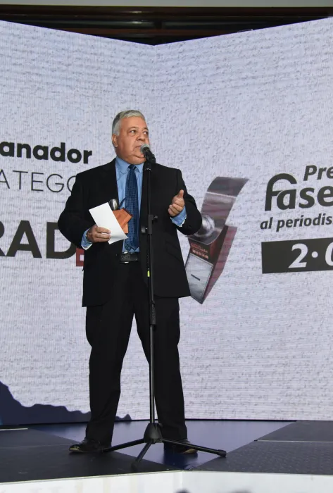 Óscar López Noguera, comunicador javeriano recibiendo el Premio Fasecolda al Periodismo de Seguros 2023.