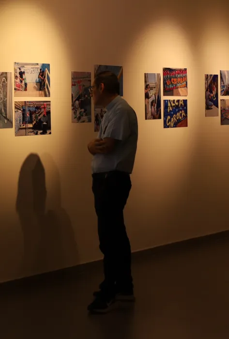 Donante contemplando las obras de los becarios javerianos, realizadas en los talleres del Proyecto ARCA