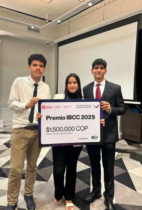 Estudiantes de Finanzas obtienen segundo lugar en concurso de banca de inversión